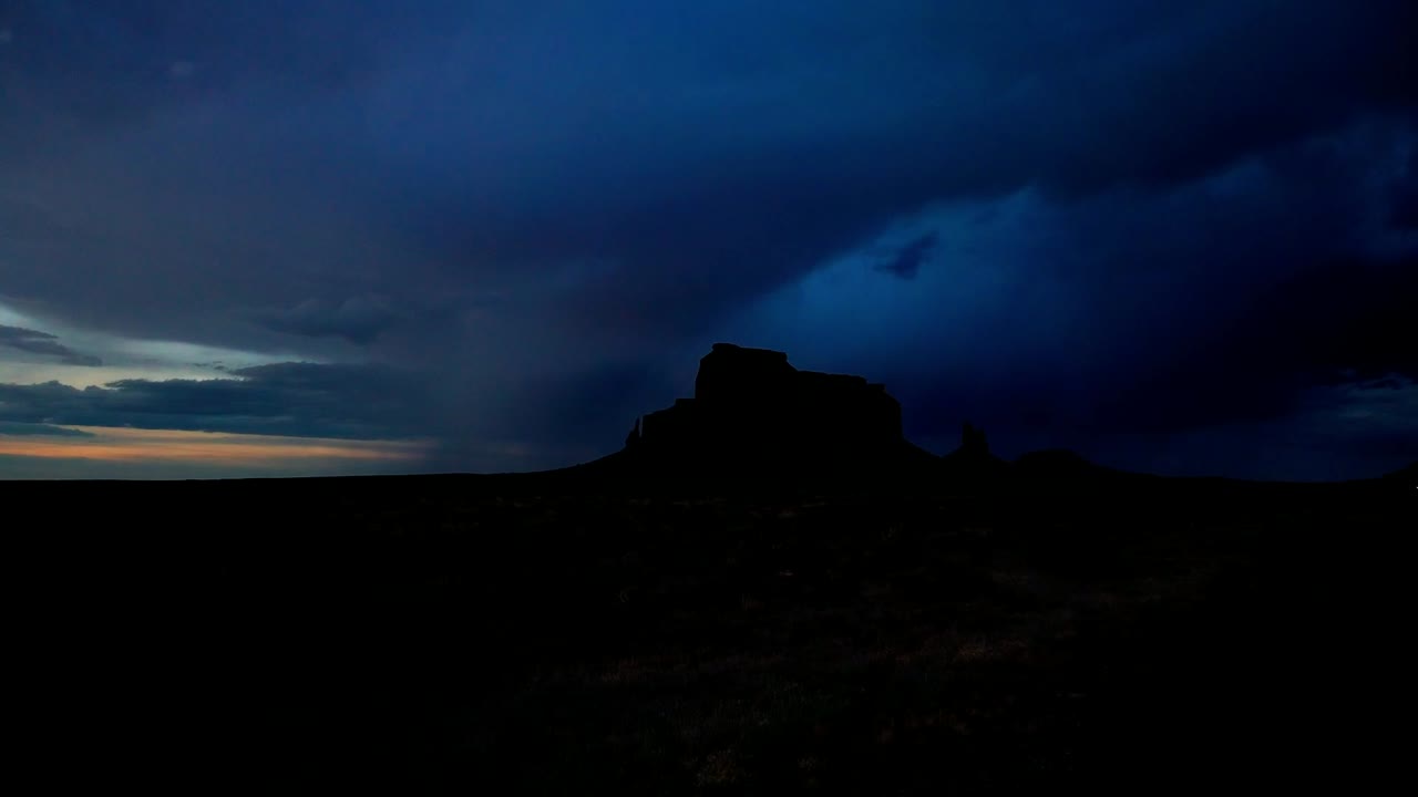 el lapso de tiempo del valle del monumento durante una tormenta eléctrica desde la última luz de la puesta de sol hasta una noche oscura