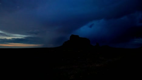 Zeitraffer-Des-Monument-Valley-Während-Eines-Gewitters-Vom-Letzten-Licht-Des-Sonnenuntergangs-Bis-Zu-Einer-Dunklen-Nacht