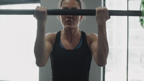 mujer trabajando en un gimnasio