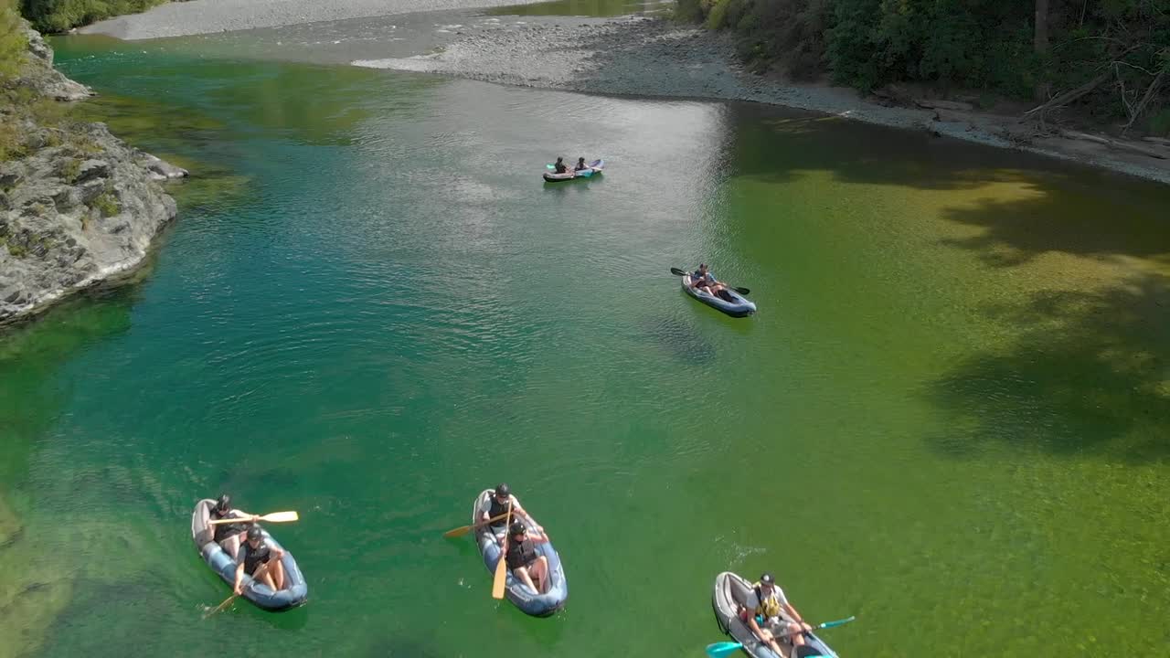 SLOWMO - Giovani in canoa sul bellissimo, incontaminato e limpido fiume Pelorus, Nuova Zelanda - Drone Aereo
