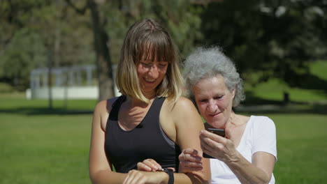 Zwei-Frauen-Reden-Und-Lachen-Im-Park.