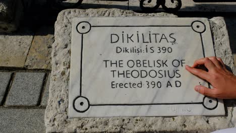 Istanbul-Obelisk-Junger-Mann-Untersucht-Obelisk