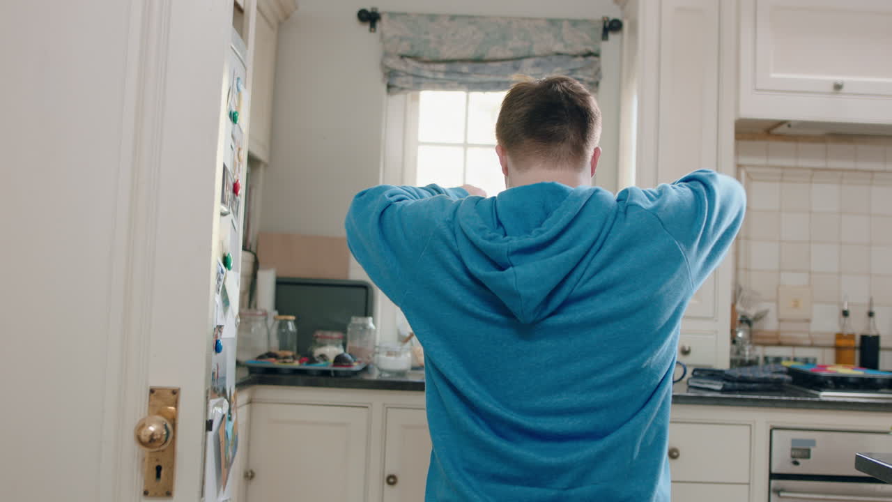 다운 증후군을 가진 행복한 십대 소년은 부 ⁇ 에서 춤을 추고 즐겁게 즐기고 재미있는 춤을 즐기고 집에서 주말을 즐기고