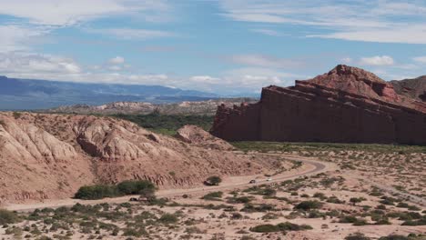 Vista-Panorámica-De-La-Ruta-68,-Formaciones-Rocosas-De-La-Quebrada-De-Las-Conchas-Bajo-Un-Cielo-Brillante-En-Salta,-Argentina.