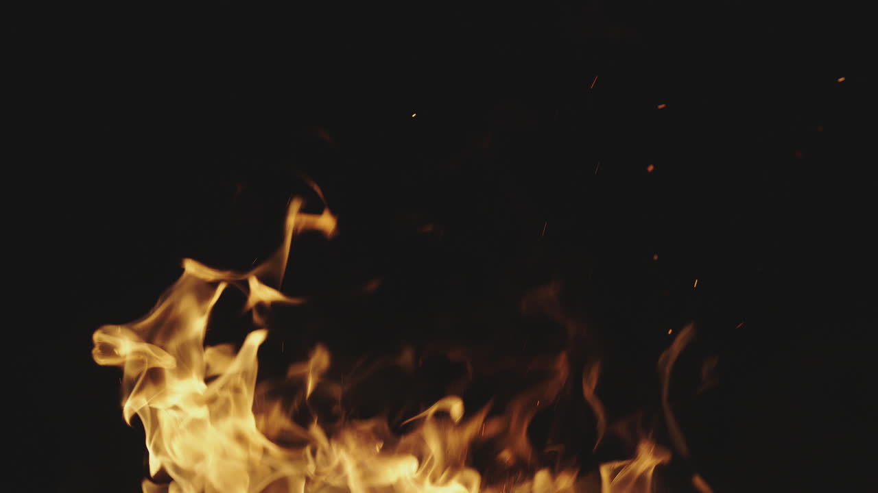 Fiamme su uno sfondo scuro