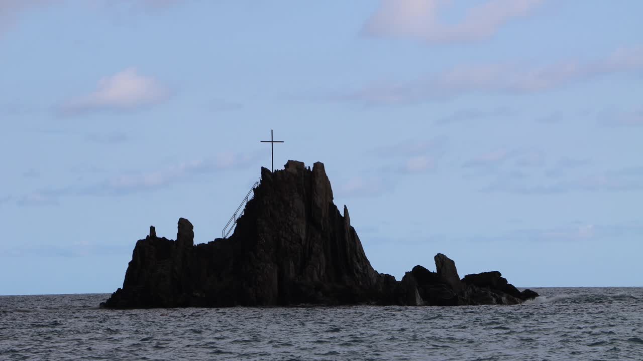 The crystalline blue sea of turquoise blue are moments that the summer gives to life, young people and families, here the freedom