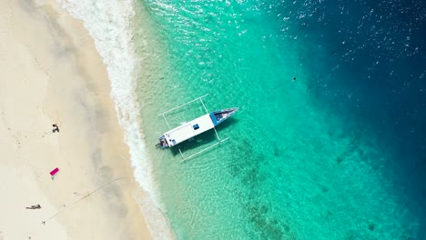 Libélula-Barco-Tradicional-Balinés-Cerca-De-La-Playa-De-Arena-Flotando-En-El-Agua-De-Mar-Turquesa