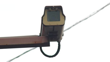 cámara cctv moderna instalada a lo largo de la calle de tokio, japón