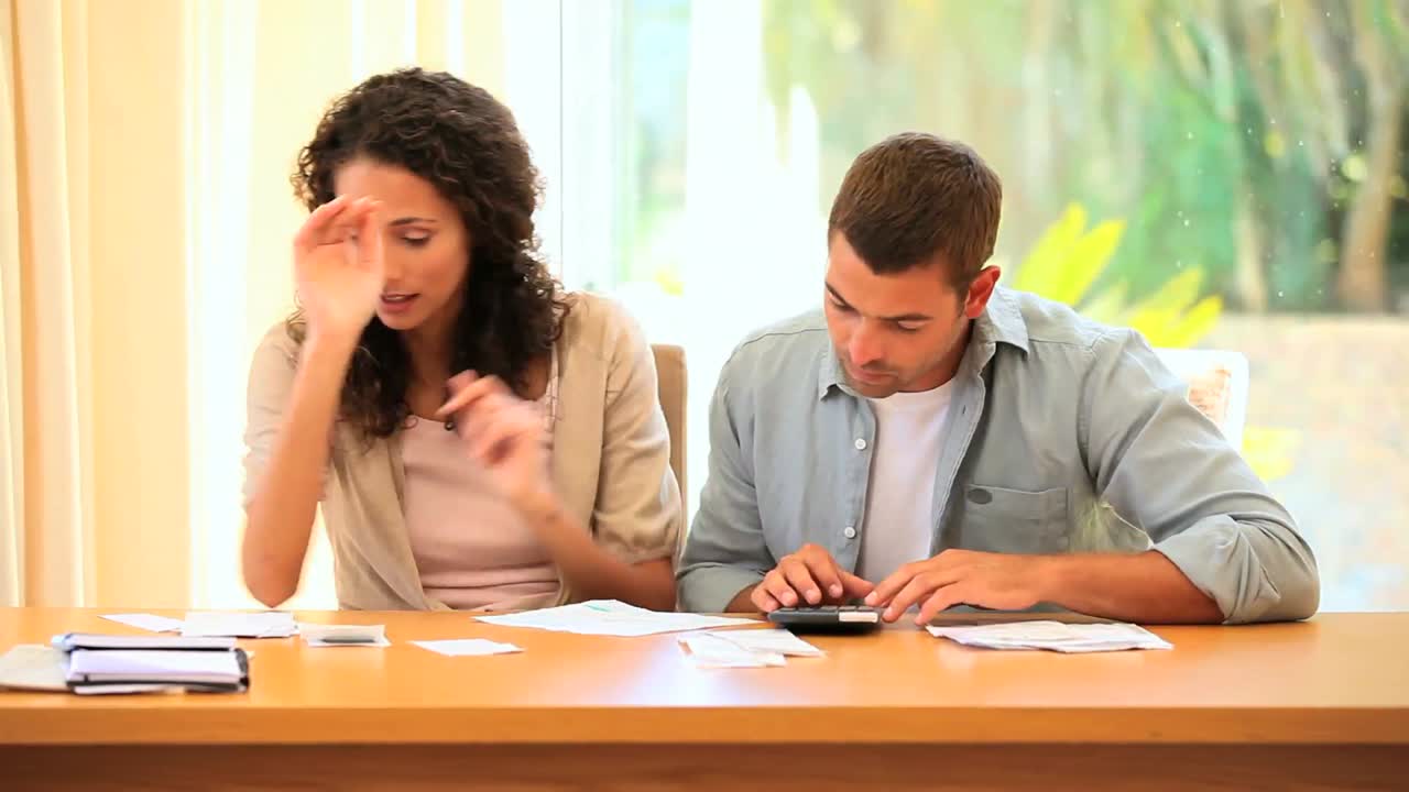 Casal jovem trabalhando em suas contas