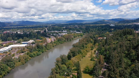 Vuelo-De-Drones-Sobre-El-Río-Willamette-En-Eugene,-Oregon---Antena