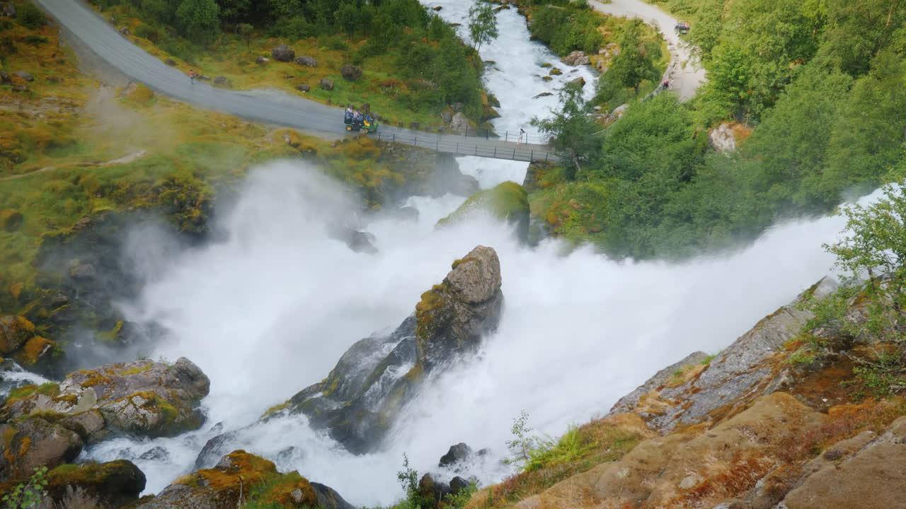 путешественник любуется бурной горной рекой, берущей начало в леднике бриксдаль величественная сцена