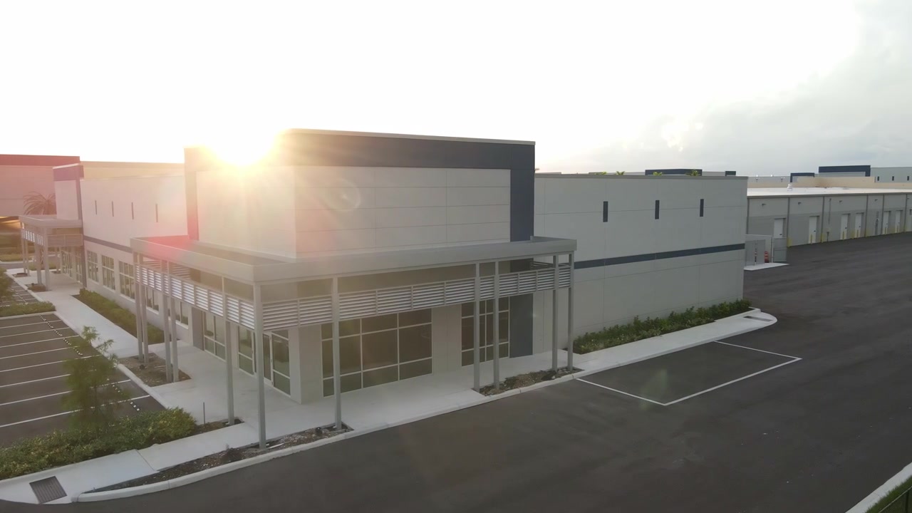 Destello solar en una tarde de verano en un nuevo edificio comercial en construcción listo para un agente inmobiliario en Florida.