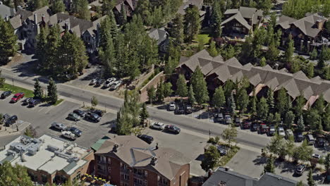 Breckenridge-Colorado-Antena-V13-Pueblo-Tranquilo-Compuesto-Por-Diferentes-Cabañas-Y-árboles-Verdes---Filmado-En-Dji-Inspire-2,-X7,-6k---Agosto-De-2020