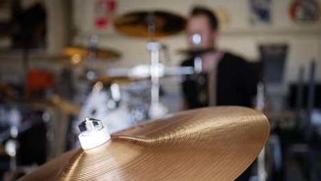 un baterista profesional tocando su instrumento musical en una banda de garaje de rock and roll