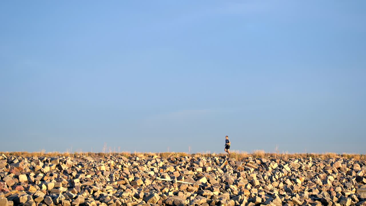 콜로라도 볼더 저수지를 따라 트레일을 달리는 남자