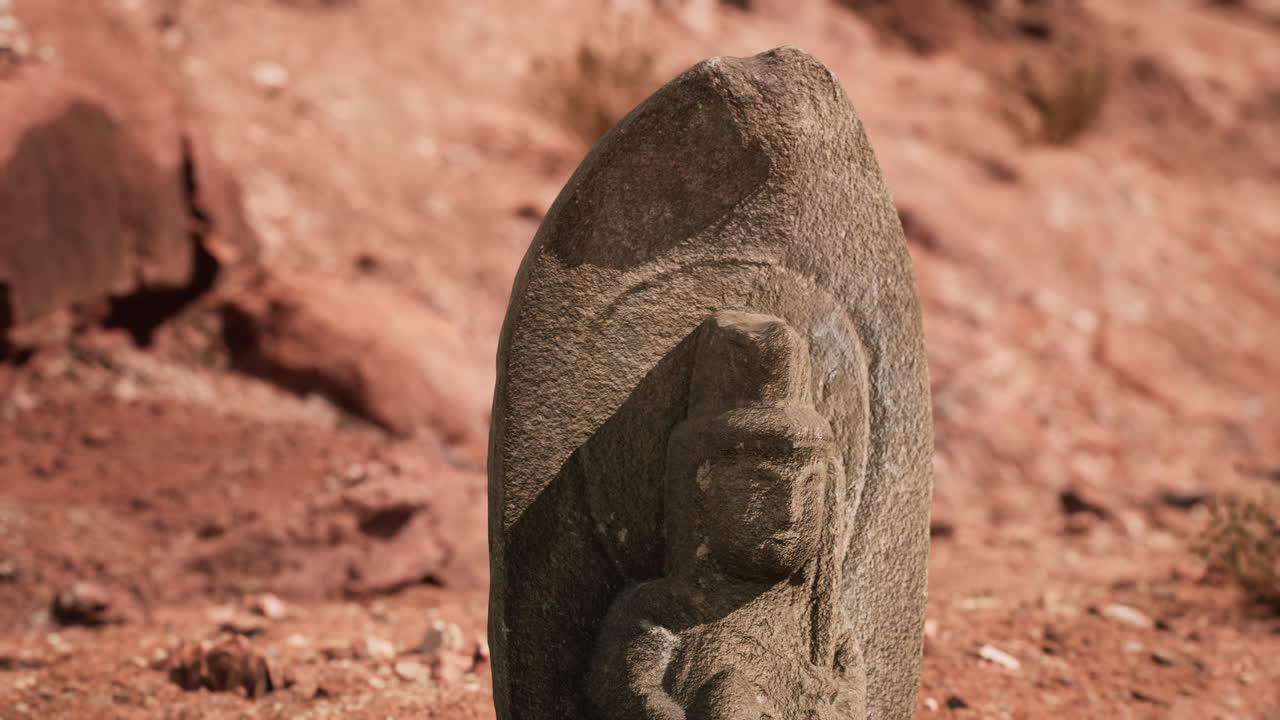 바위 사막에 있는 고대 동상