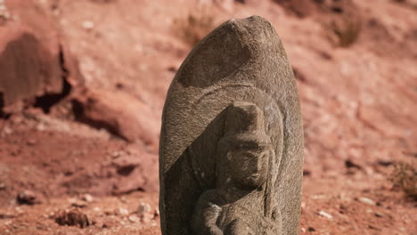 antigua estatua en el desierto de las rocas