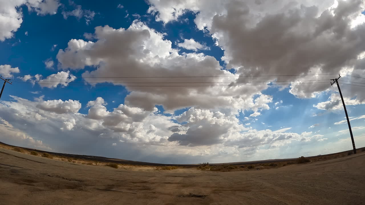 carrera rápida en cuatro ruedas a través del desierto de mojave en un sendero todoterreno - vista de ángulo bajo