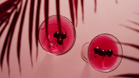 primer plano de bebidas con cerezas sobre un fondo blanco