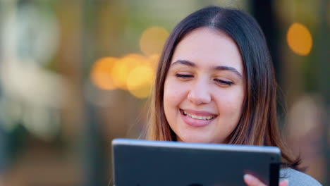 una mujer navegando en línea y chateando en redes sociales