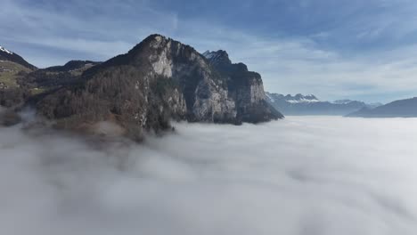 La-Cresta-Creciente-De-Churfirsten-Coronada-En-Niebla