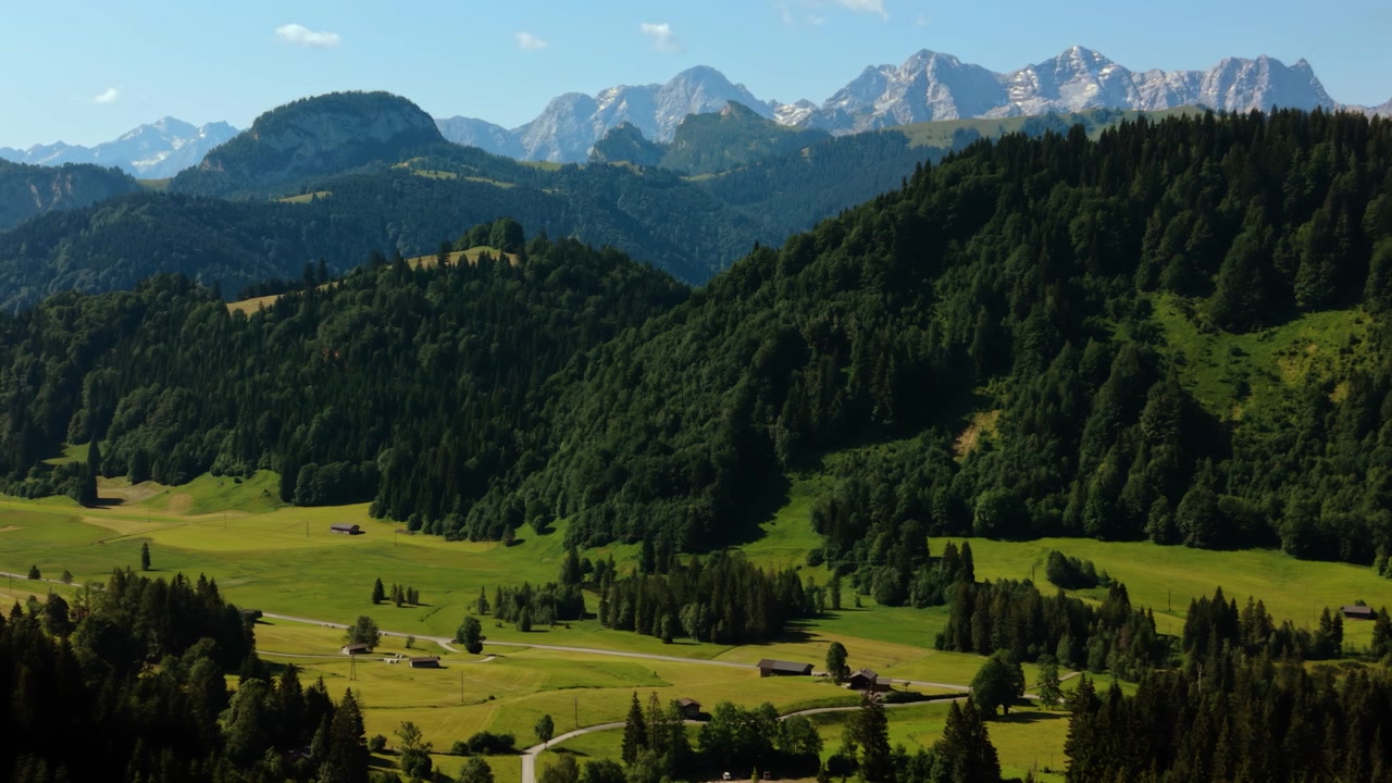 Veduta aerea naturale della valle montana di Heutal nelle Alpi di Salisburgo con pascoli verdi e boschi di pini