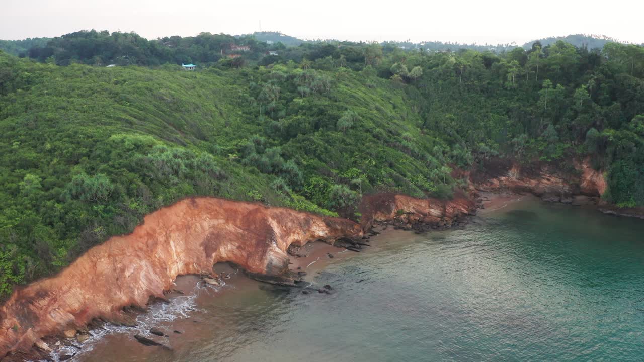 vista cinematográfica aérea sobre la costa de acantilados, olas y océano