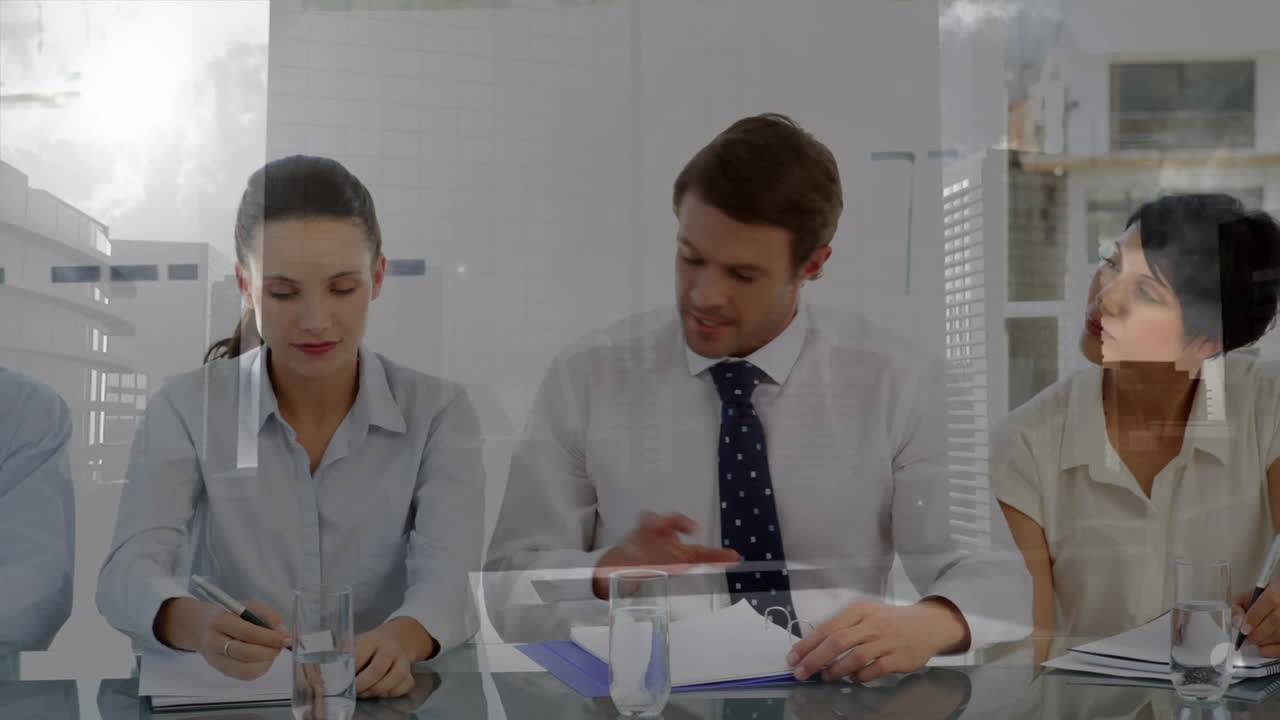 il panel sta discutendo i candidati per un lavoro.