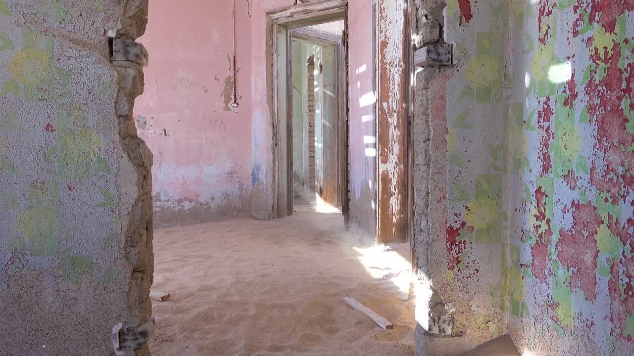kolmanskop 나미비아 2의 보석 광산 유령 도시에 있는 버려진 건물을 통해 모래가 불어옵니다.