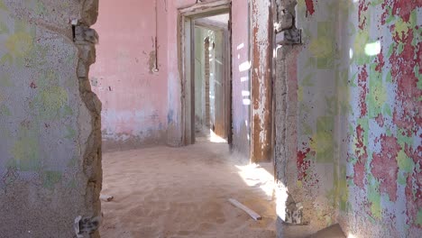 Sand-Weht-Durch-Ein-Verlassenes-Gebäude-In-Der-Edelsteinbergbau-Geisterstadt-Kolmanskop,-Namibia-2