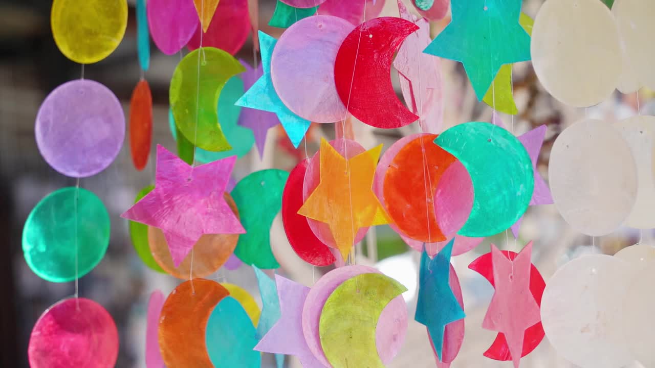 Scacciapensieri di conchiglie colorate
