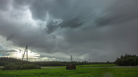 Lapso-De-Tiempo-Dramático-De-La-Tormenta-Sobre-El-Pasto-Del-Granjero-En