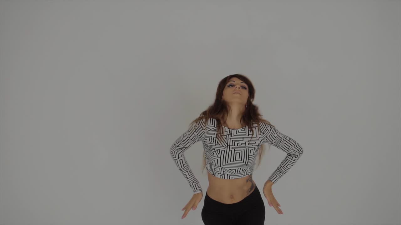 Kvinde danser i stilfuld kort top