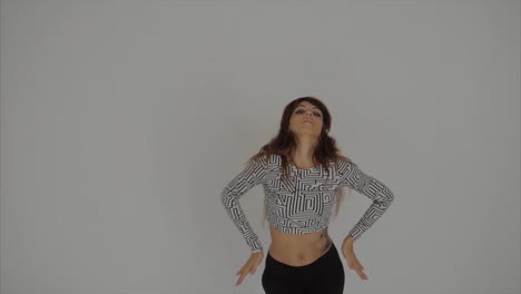 mujer bailando en un elegante top recortado