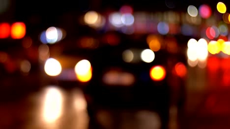 semáforos nocturnos de la ciudad desenfocados