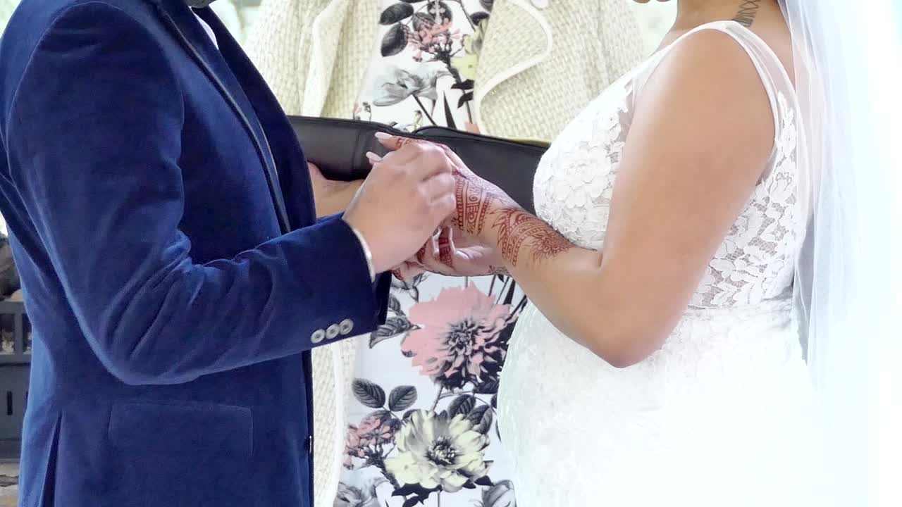 결혼반지나 약혼반지 교환의 클로즈업 샷