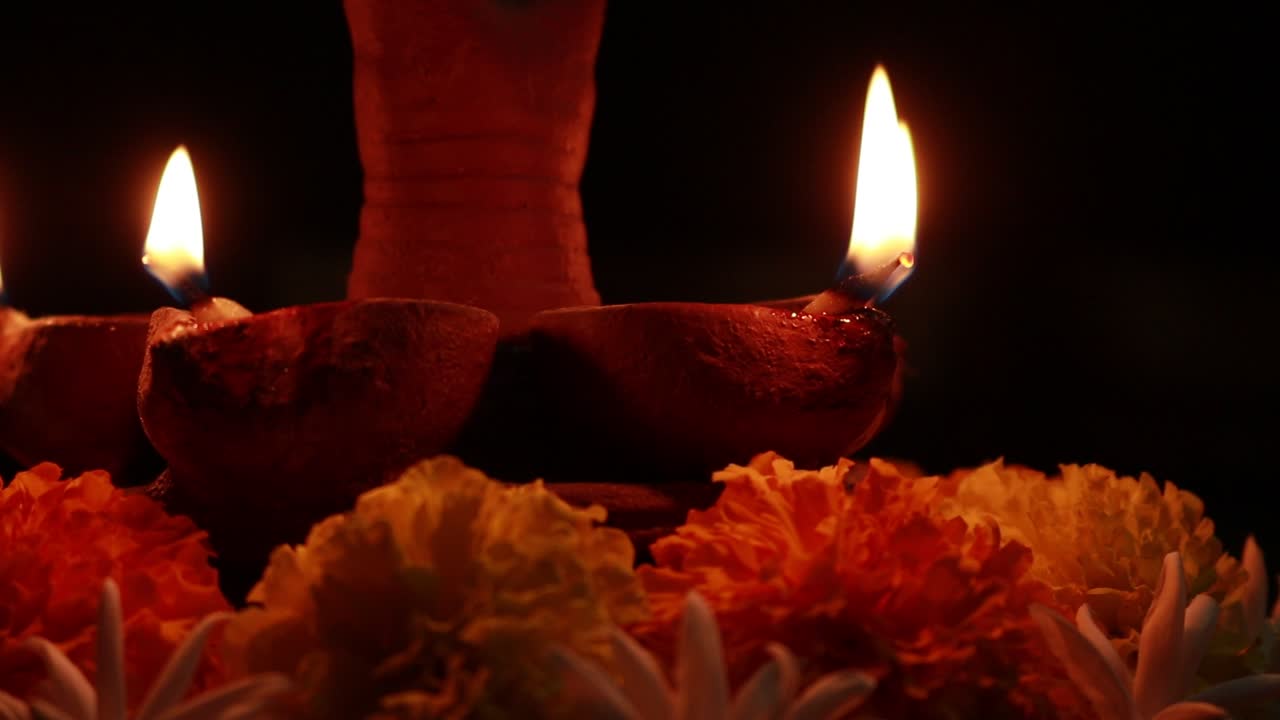 una mesa decorada con lámparas de barro para un festival en la oscuridad