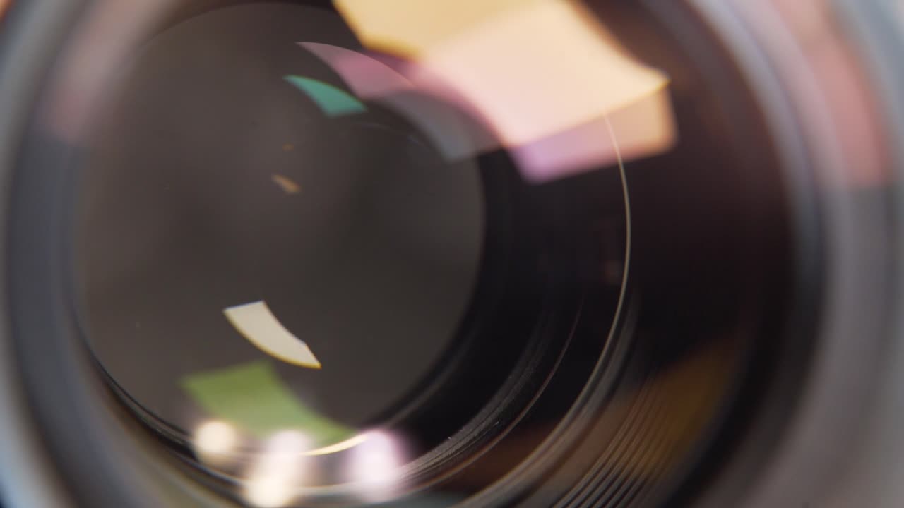 디클릭 렌즈에서 천천히 열리고 닫히는 조리개 블레이드