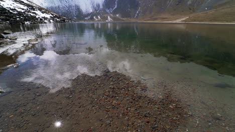 Klären-Sie-Ein-Wunderschönes-Wasser-Der-Lagune-Der-Sonne-Im-Krater-Des-Vulkans-Nevado-De-Toluca-In-Mexiko-Nach-Einem-Schweren-Schneefall,-Der-In-Mexiko-Selten-Vorkommt