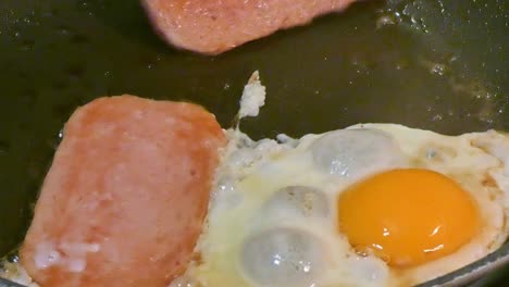 Spam-Und-Ei,-Das-In-Einer-Bratpfanne-Brutzelt,-Eier-Mit-Der-Sonnenseite-Nach-Oben,-Frühstück-Mit-Hohem-Cholesterinspiegel