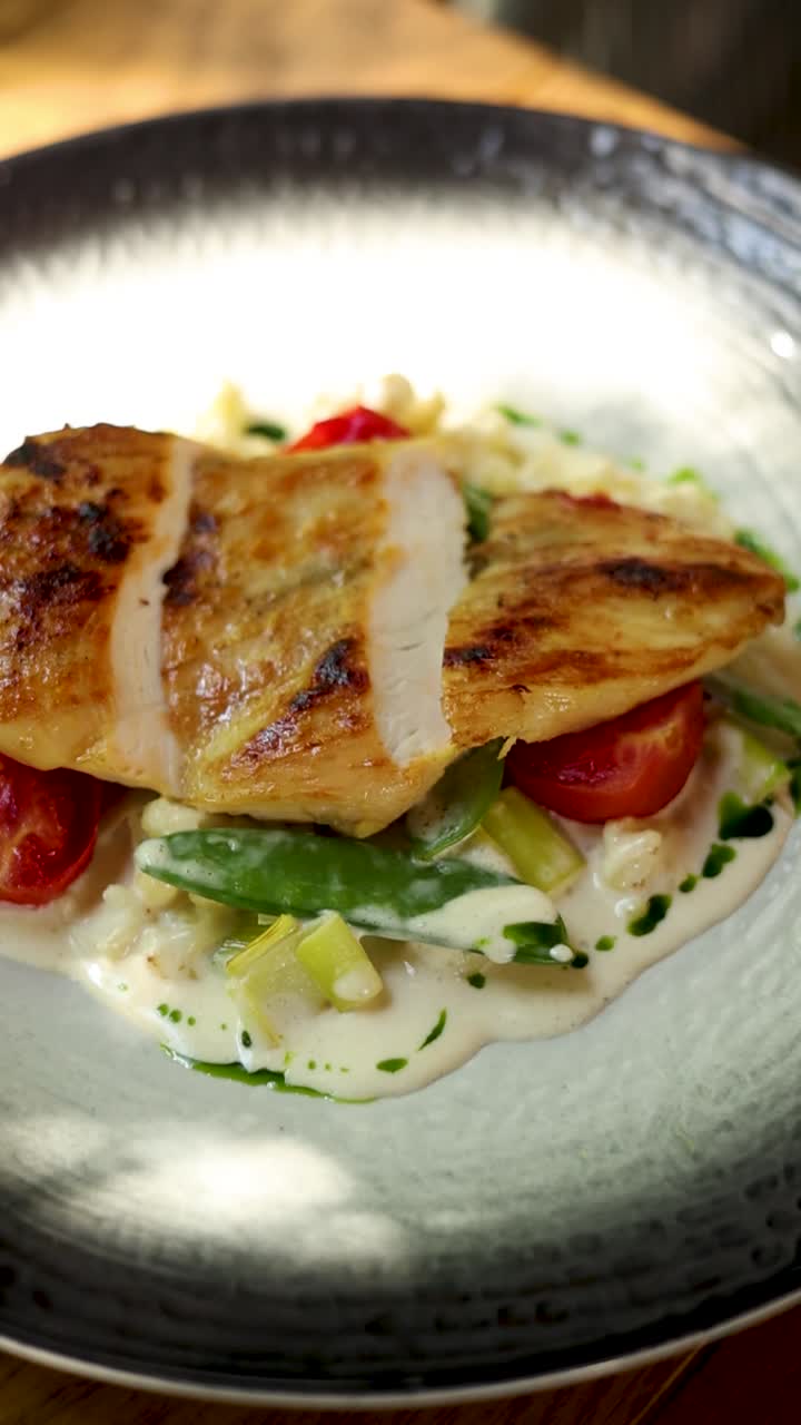 pollo a la parrilla con salsa cremosa y verduras