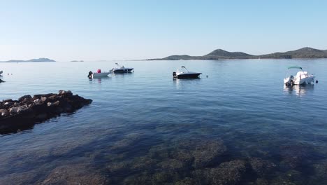 Barcos-Flotando-A-Lo-Largo-De-La-Costa-De-Biograd-Na-Moru,-Dalmacia,-Croacia---Vista-Aérea-De-Drones