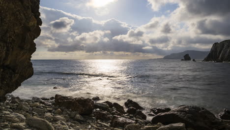 Zeitraffer-Einer-Zerklüfteten-Felsküste-Mit-Dramatischem-Himmel-Auf-Dem-Wild-Atlantic-Way-In-Irland