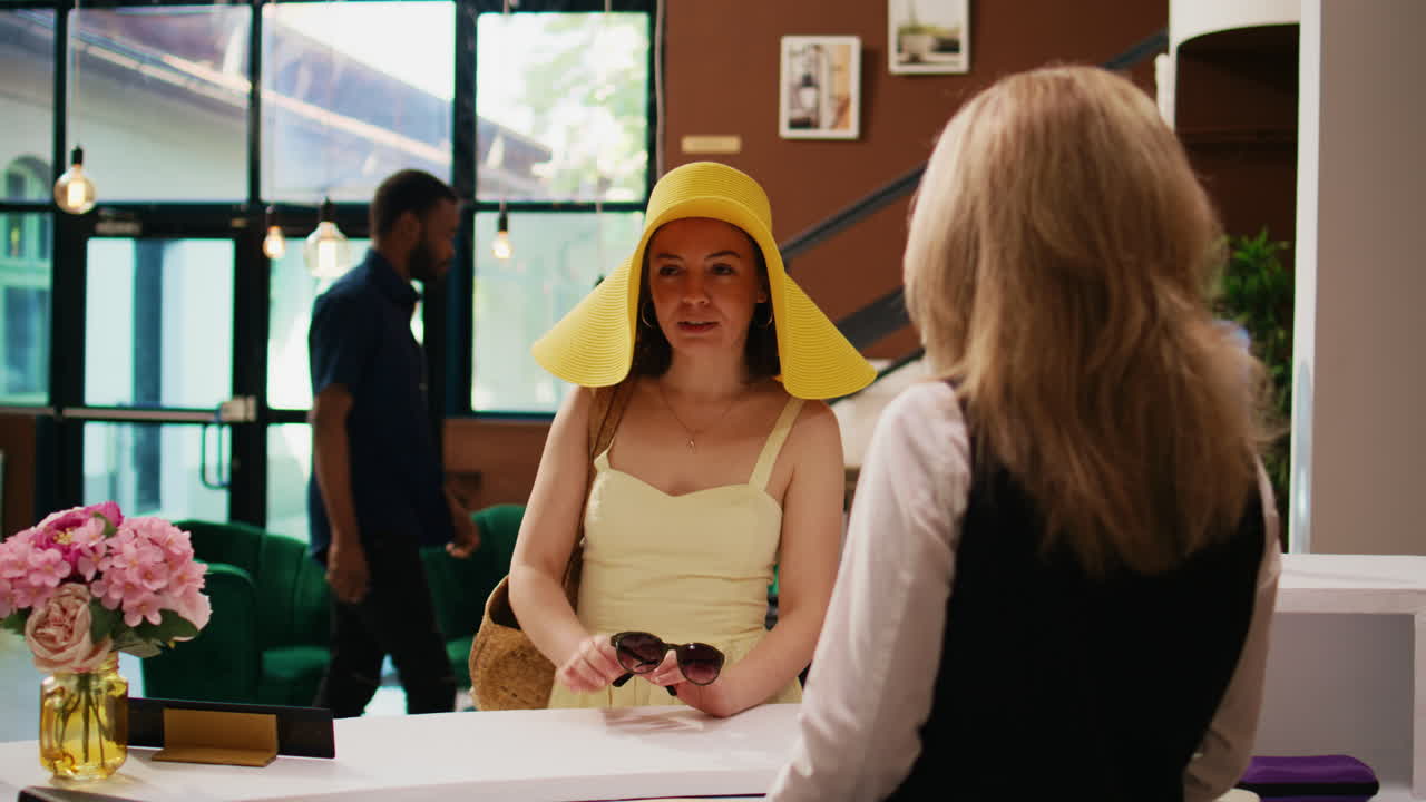 호텔 로비 리셉션 에 들어오는 여행자