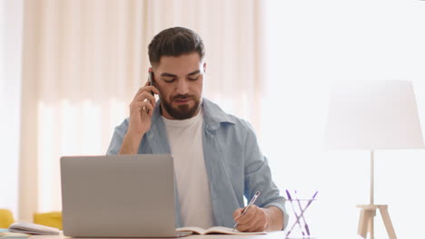 hombre trabajando desde casa en la computadora portátil