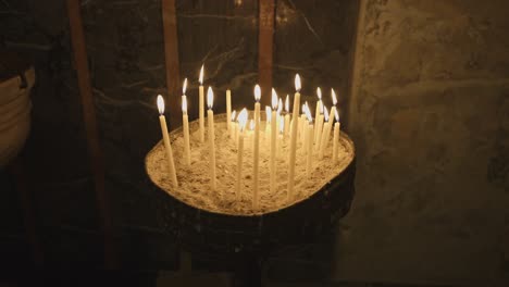 velas brillando y oscilando en la iglesia