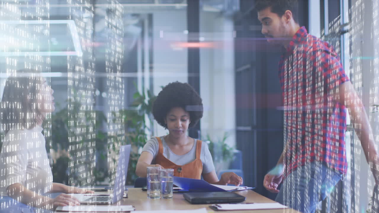 animación del procesamiento de datos sobre gente de negocios biracial en la oficina