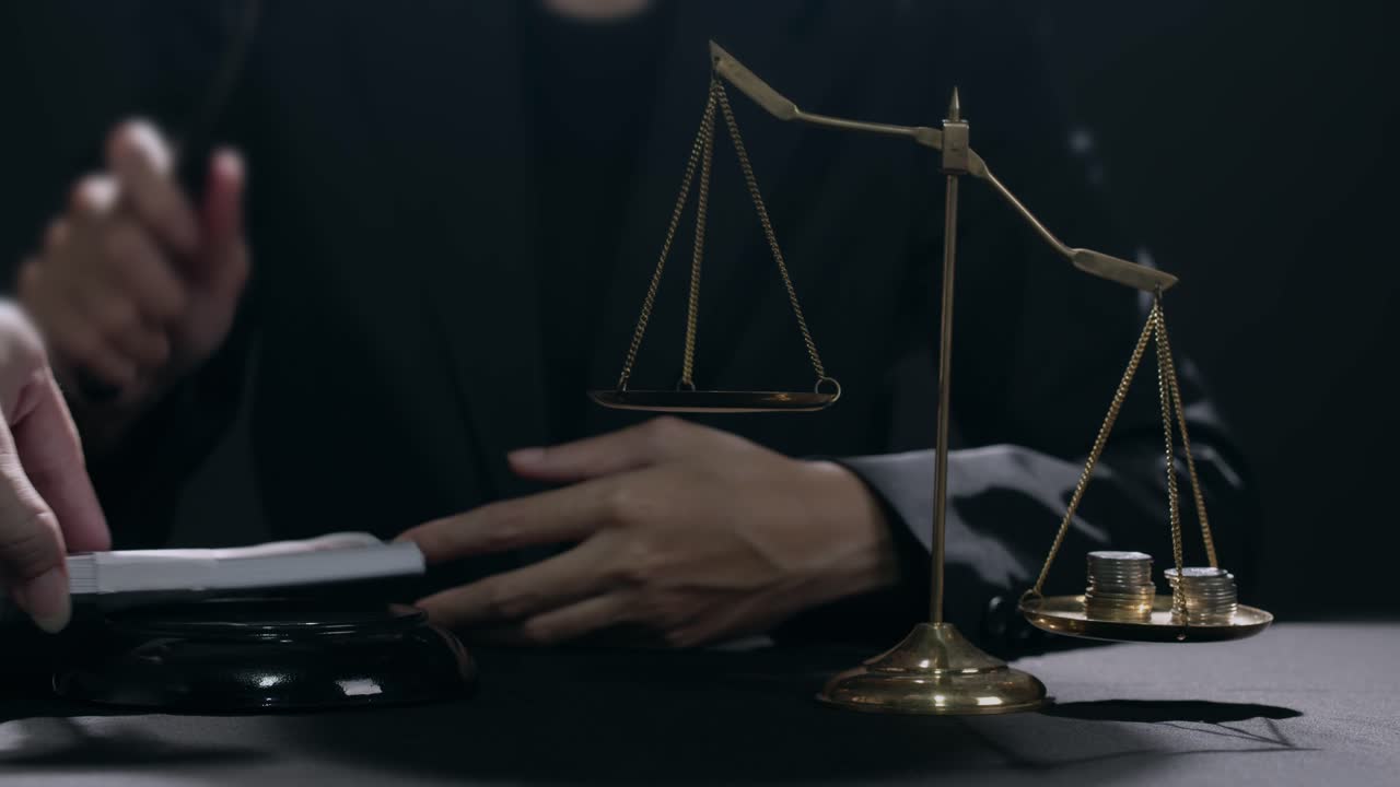 la balanza de la justicia y ser comprada a través de sobornos de dinero - concepto: corrupción, soborno, dinero sucio, injusto, engaño, mal juez