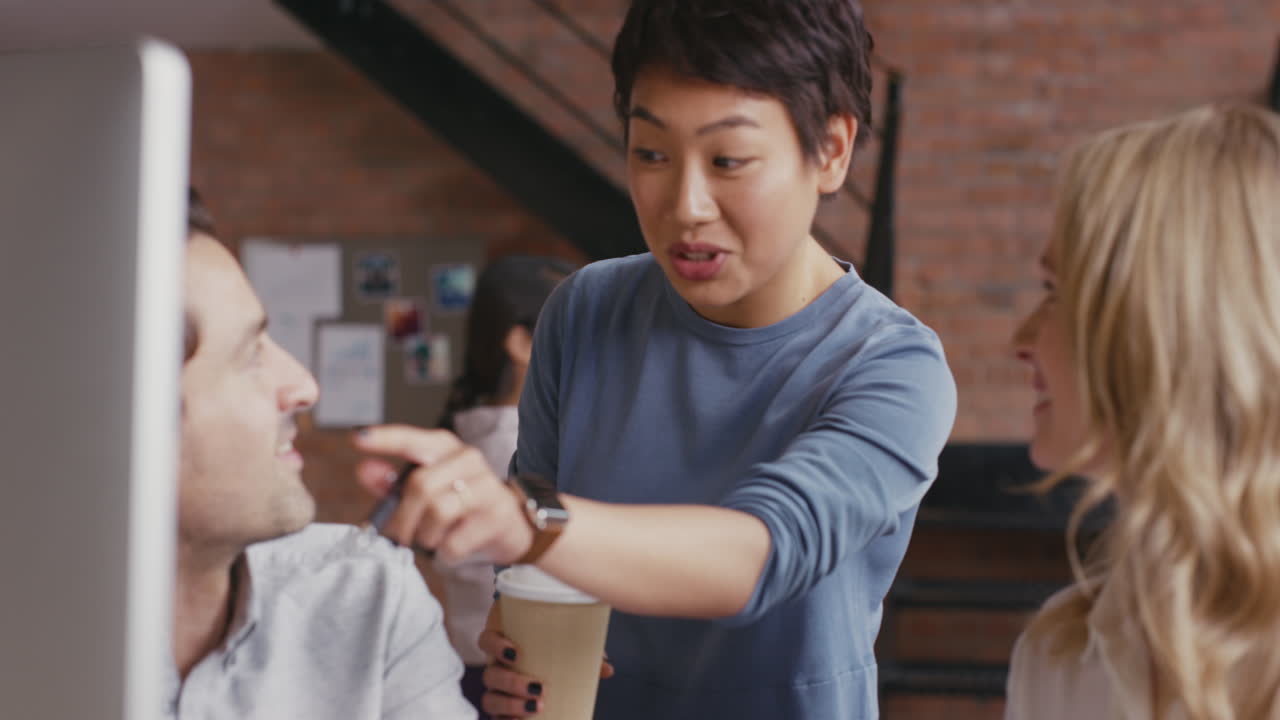 회의 에서 컴퓨터 를 사용하는 사업가 들 의 그룹