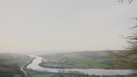 Toma-Panorámica-Del-Río-Tay-Desde-Kinnoull-Hill-En-Perth,-Escocia